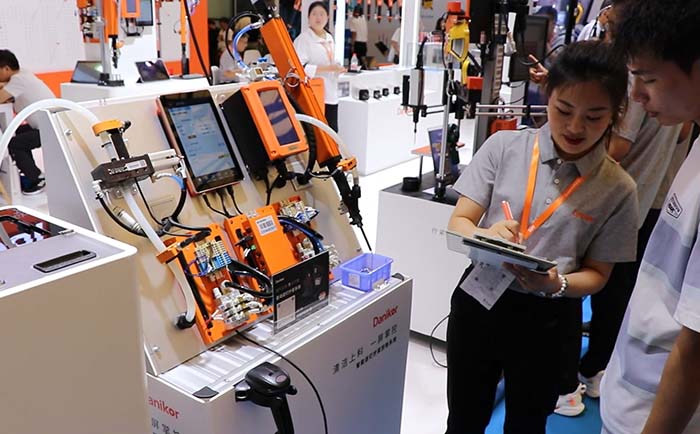 Cleaning control system: feeding cleaning Cleaning control system: feeding cleaning